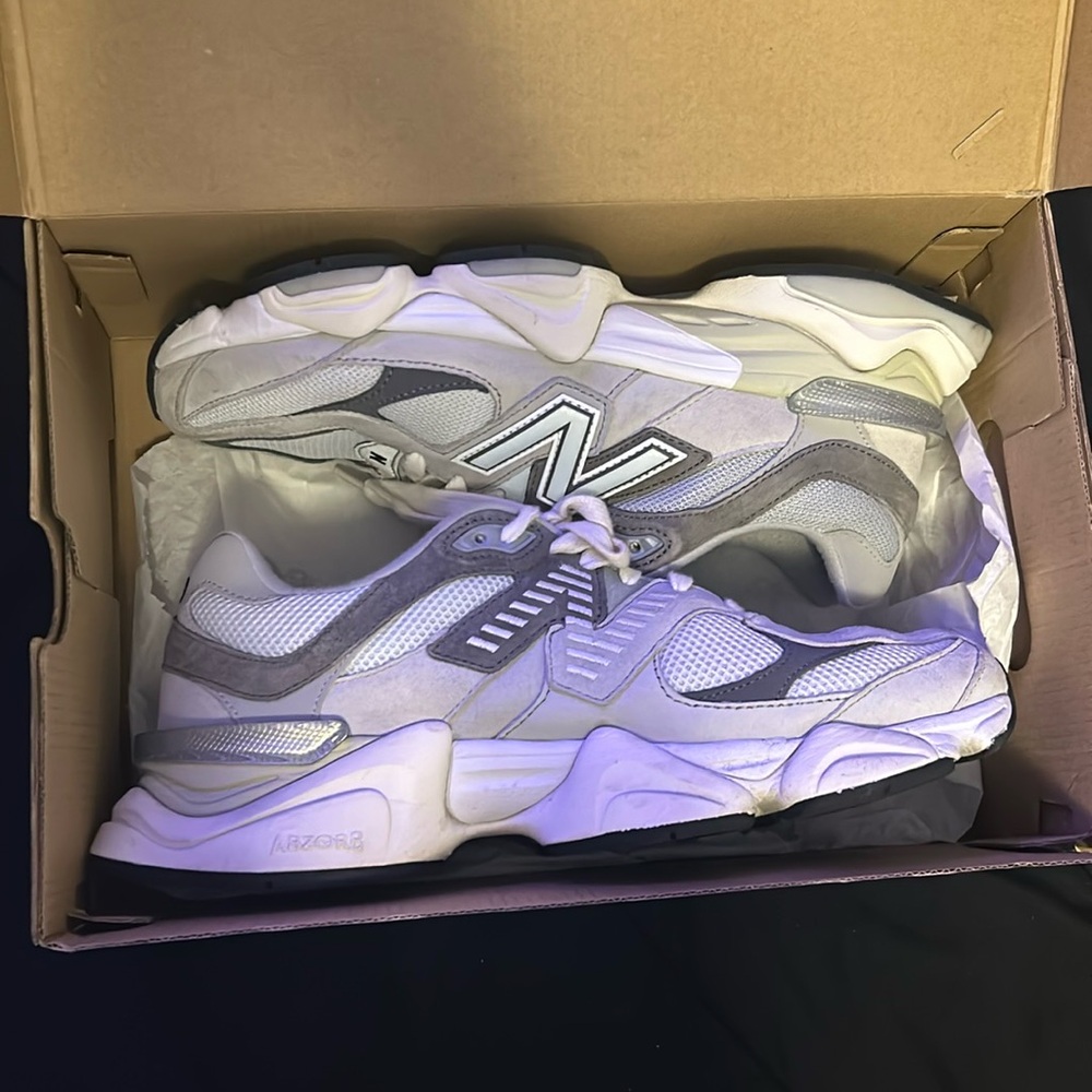Nice pair of new balances have been worn too much. Please contact me